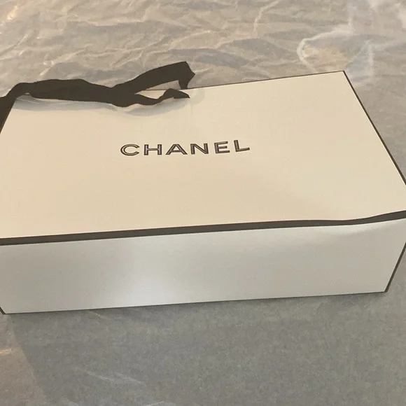 Chanel Bow Tie Gift Bag and Chanel No 5 sample Eau de Toilette - Picture 6 of 6